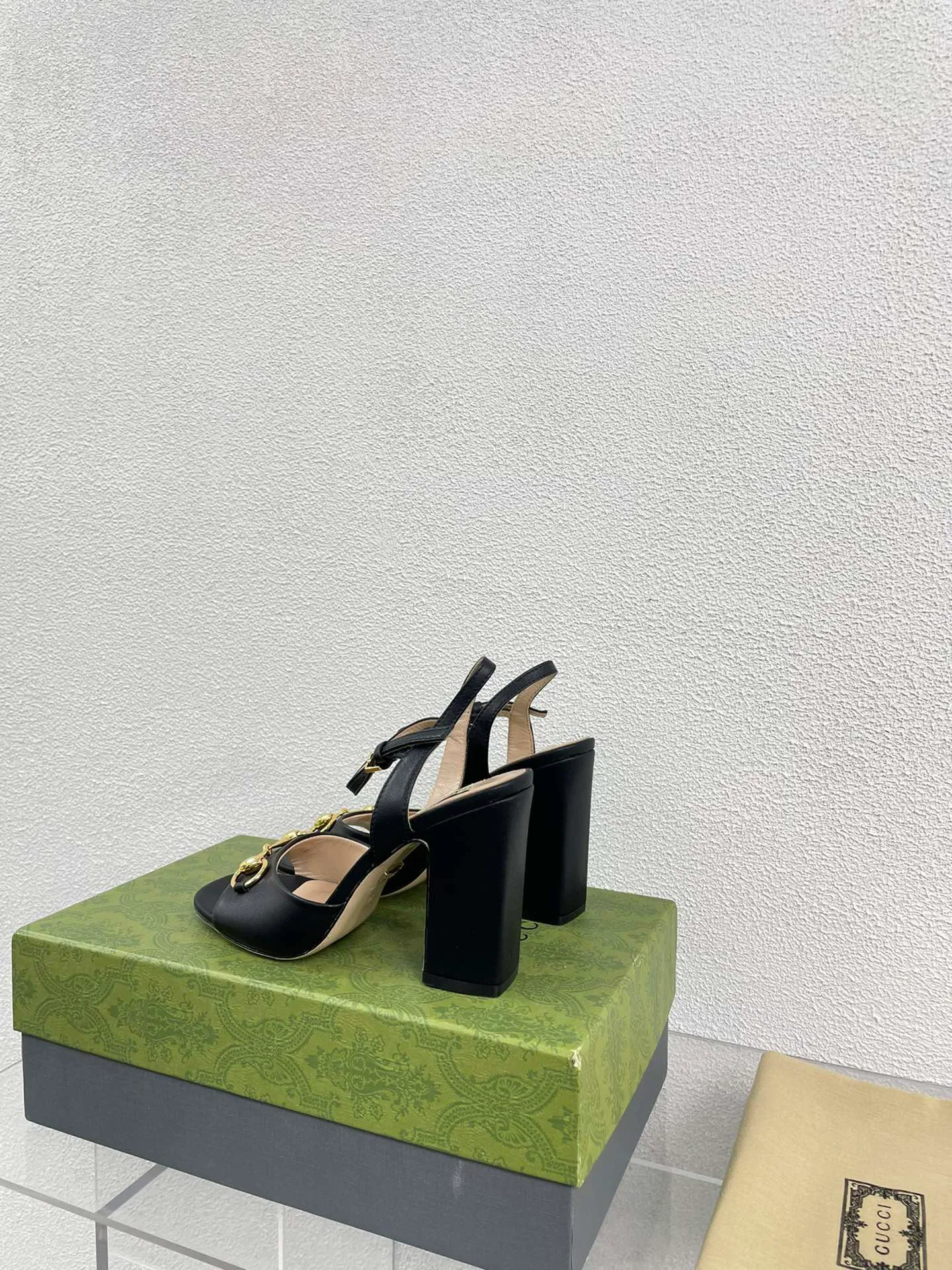 👟👟Ex-factory price 520👟👟 Classic Gucci sandals 💰 Popular 🔥 single product brown, upper made of lambskin, classic logo💪 Exquisite double G diamond buckle hardware, Italian imported genuine leather outsole💯 Sheepskin lining, feet, classic hardware buckle, original custom code number: 35 36 37 38 39 40 41 42 (order 40 41 42) with original packaging